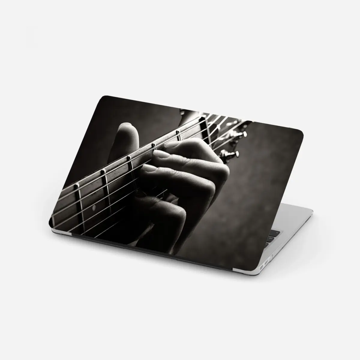 Laptop-Aufkleber nahaufnahme der hand auf dem griffbrett – Pixers®