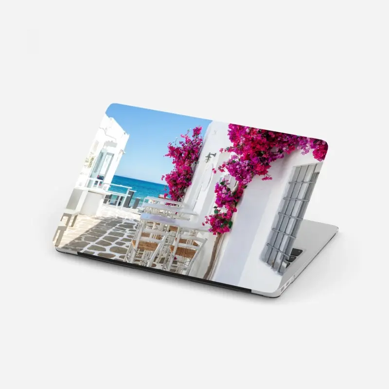 Laptop-Aufkleber sonnige mediterrane gasse mit bougainvillea