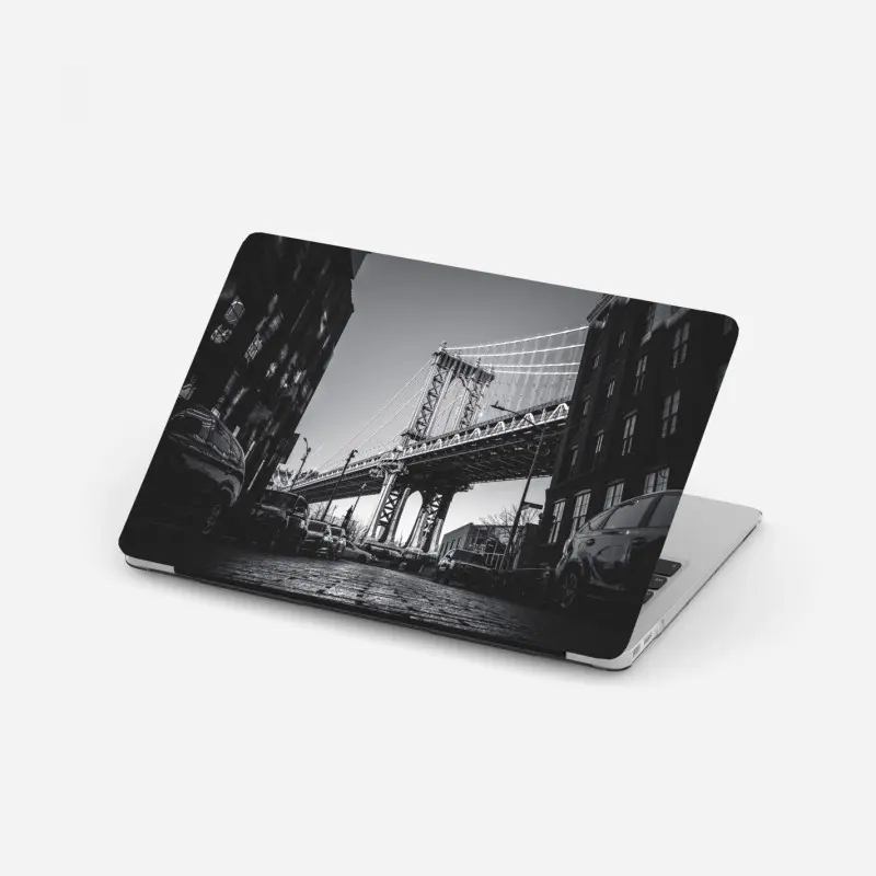 Laptop-Aufkleber Manhattan brücke perspektive über kopfsteinpflaster