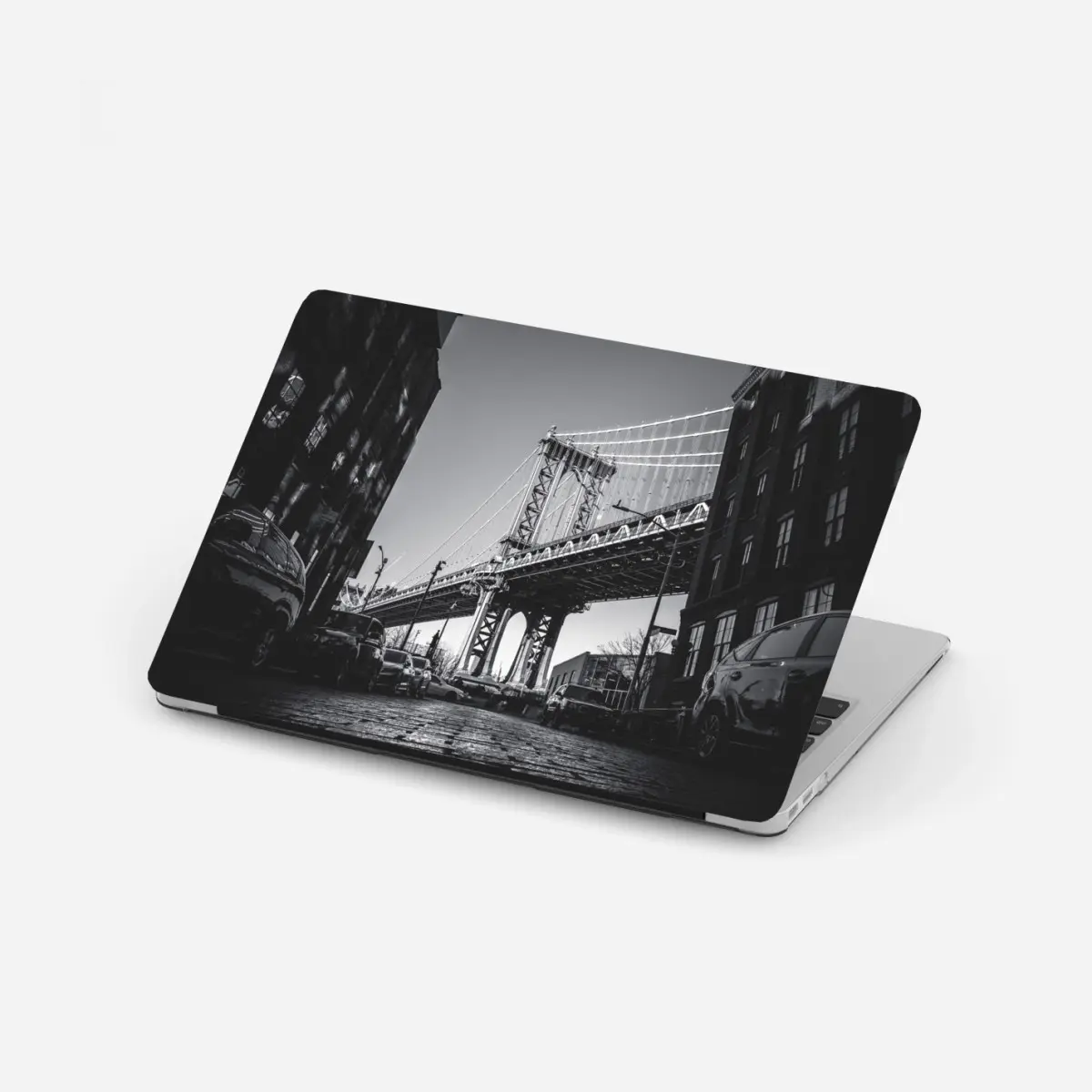 Laptop-Aufkleber Manhattan brücke perspektive über kopfsteinpflaster – Pixers®