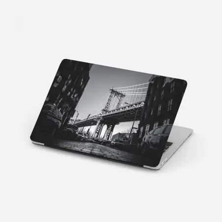 Laptop-Aufkleber Manhattan brücke perspektive über kopfsteinpflaster – Pixers®