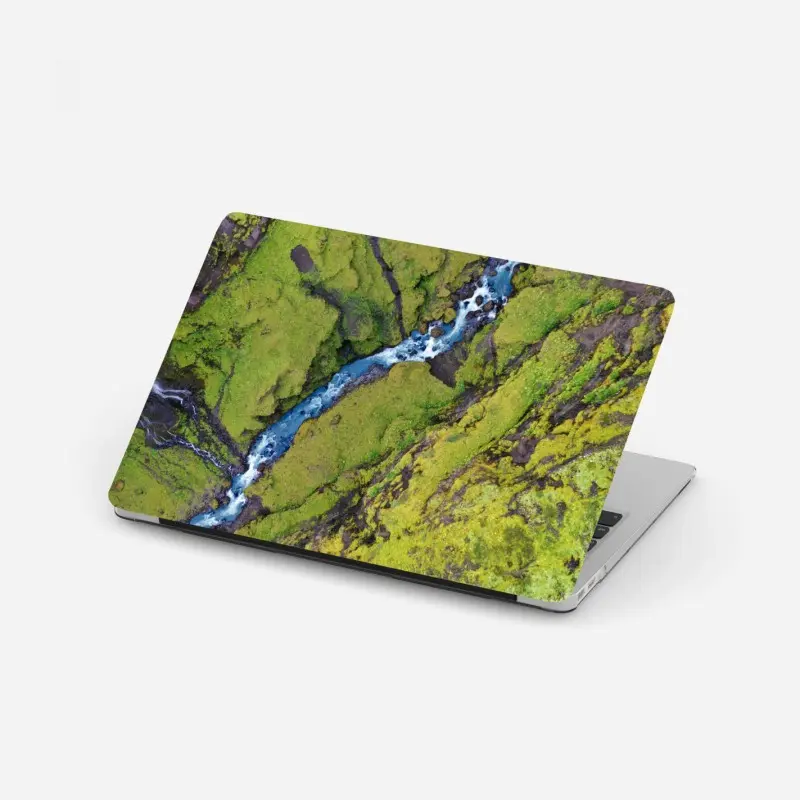 Laptop-Aufkleber luftaufnahme: fluss in moosbedeckter schlucht