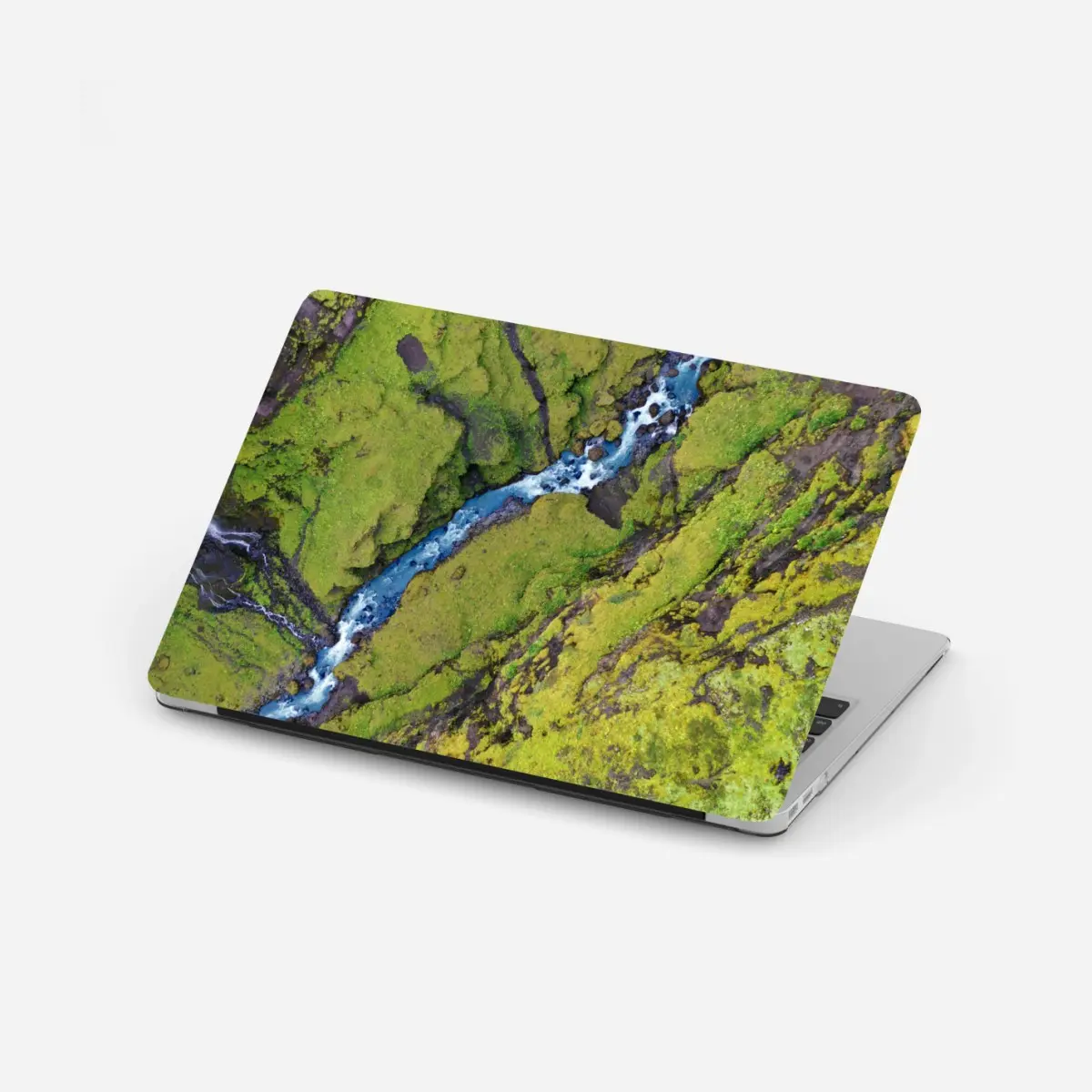 Laptop-Aufkleber luftaufnahme: fluss in moosbedeckter schlucht – Pixers®