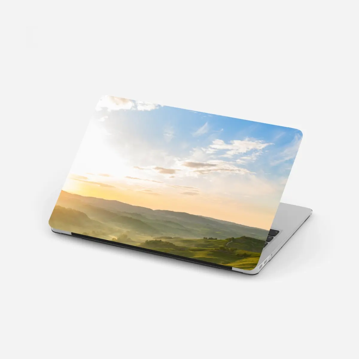 Laptop-Aufkleber sonnenaufgang über nebligen hügeln – Pixers®