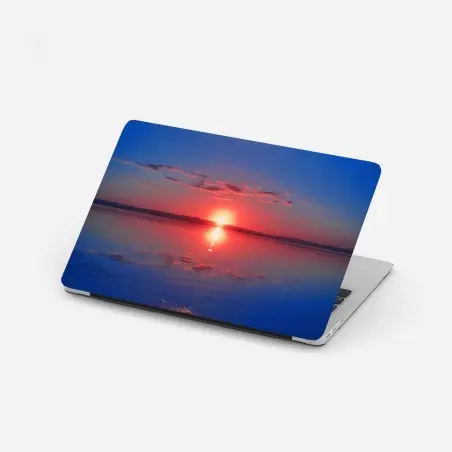 Laptop-Aufkleber sonnenuntergang über ruhigem meer mit lebendiger spiegelung – Pixers®