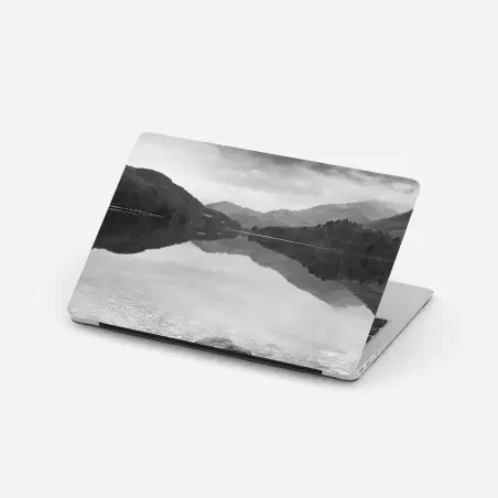 Laptop-Aufkleber ruhiger bergsee mit spiegelung – Pixers®