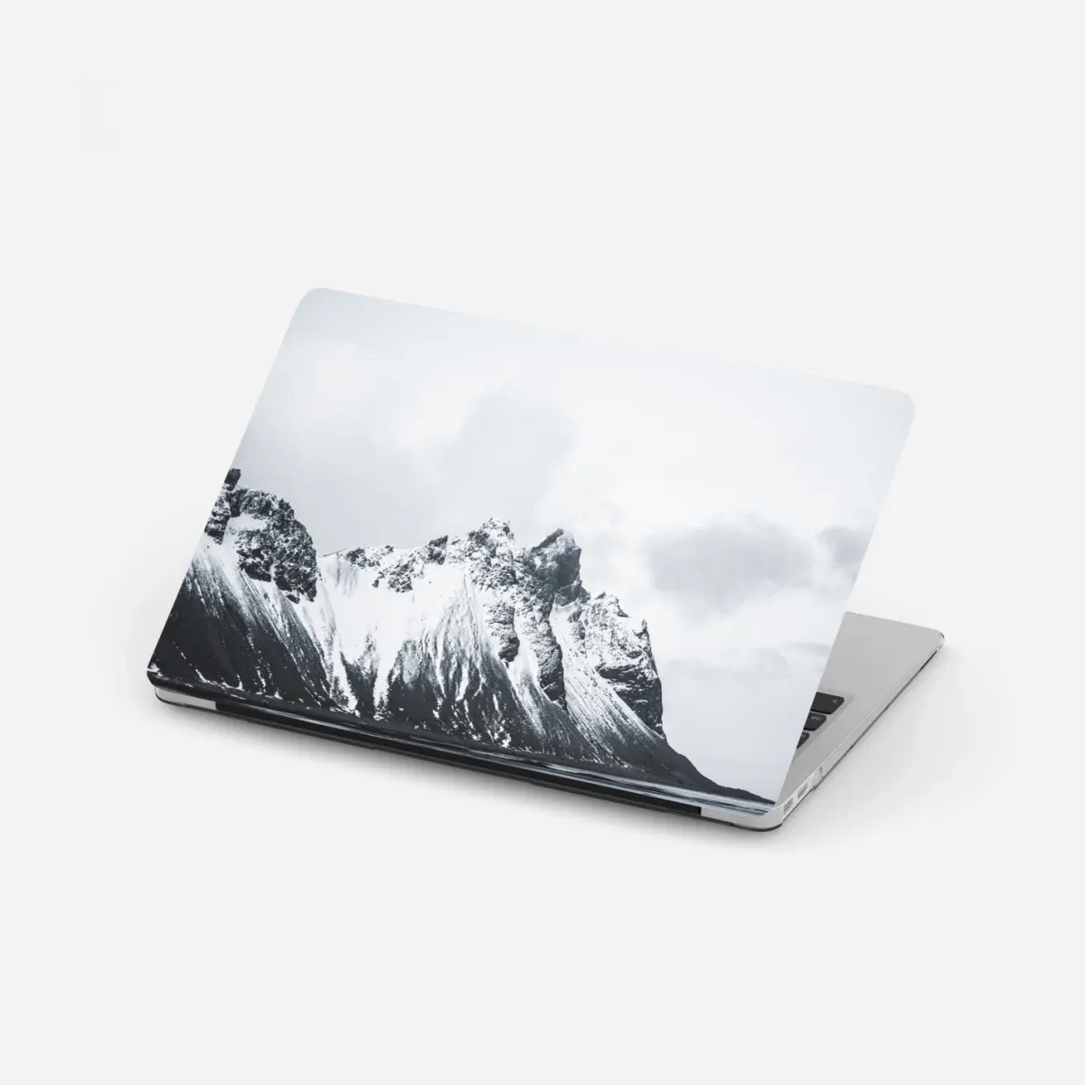 Laptop-Aufkleber ruhige schneebedeckte berglandschaft am meer – Pixers®