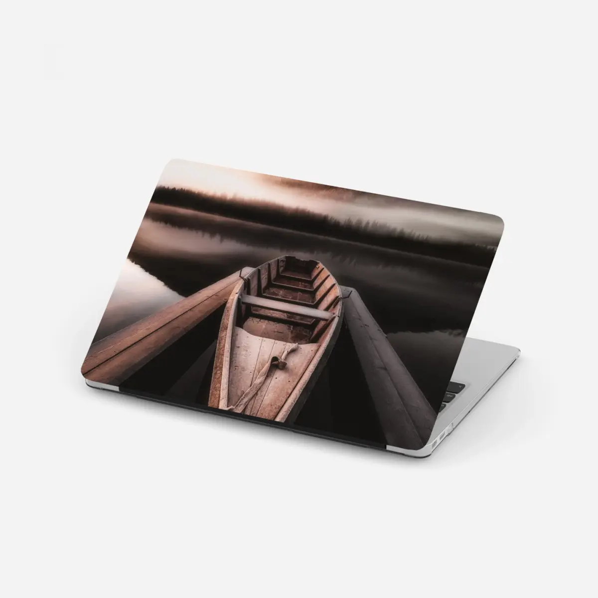 Laptop-Aufkleber nebliges boot am bergsee – Pixers®
