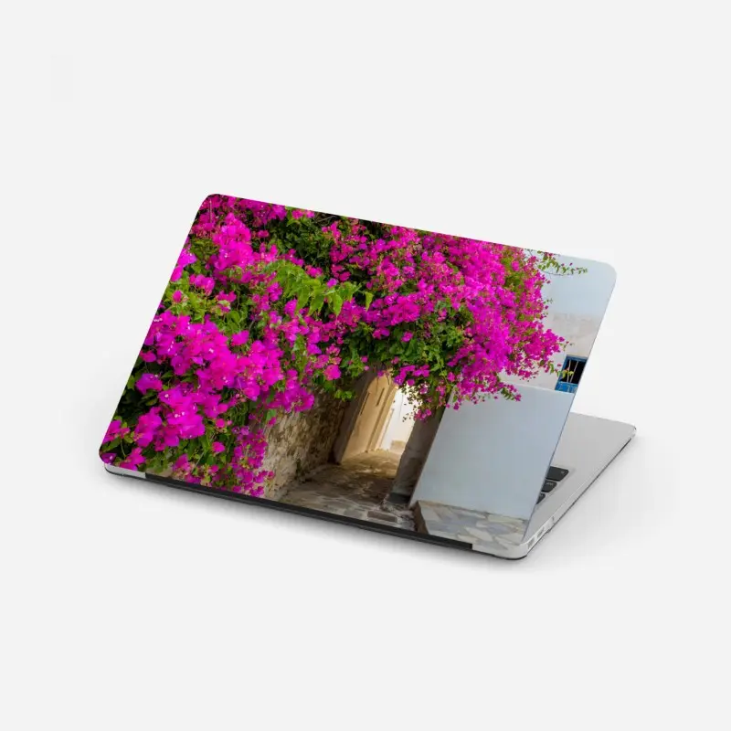 Laptop-Aufkleber blühende bougainvillea in Naousa gasse