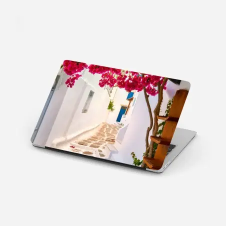 Laptop-Aufkleber sonnige gasse in Griechenland mit bougainvillea – Pixers®