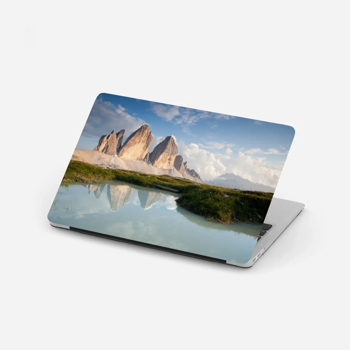 Laptop-Aufkleber sonnenbeschienene alpengipfel im spiegel des ruhigen sees – Pixers®