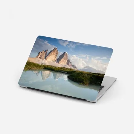 Laptop-Aufkleber sonnenbeschienene alpengipfel im spiegel des ruhigen sees – Pixers®
