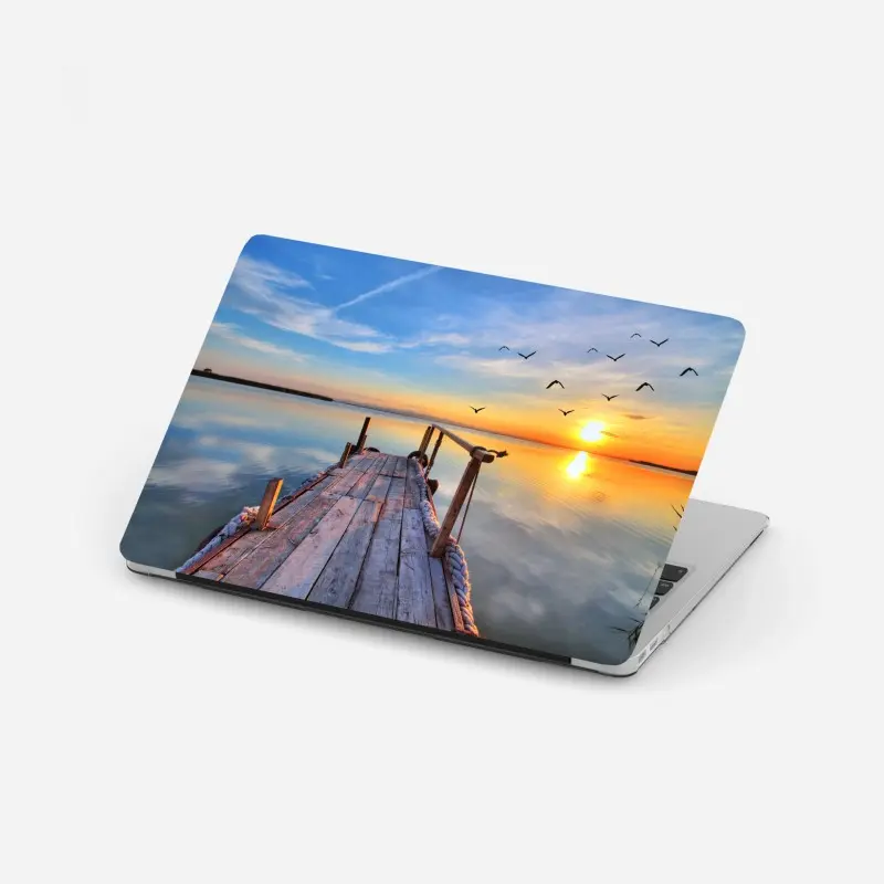 Laptop-Aufkleber sonnenuntergang am hölzernen steg