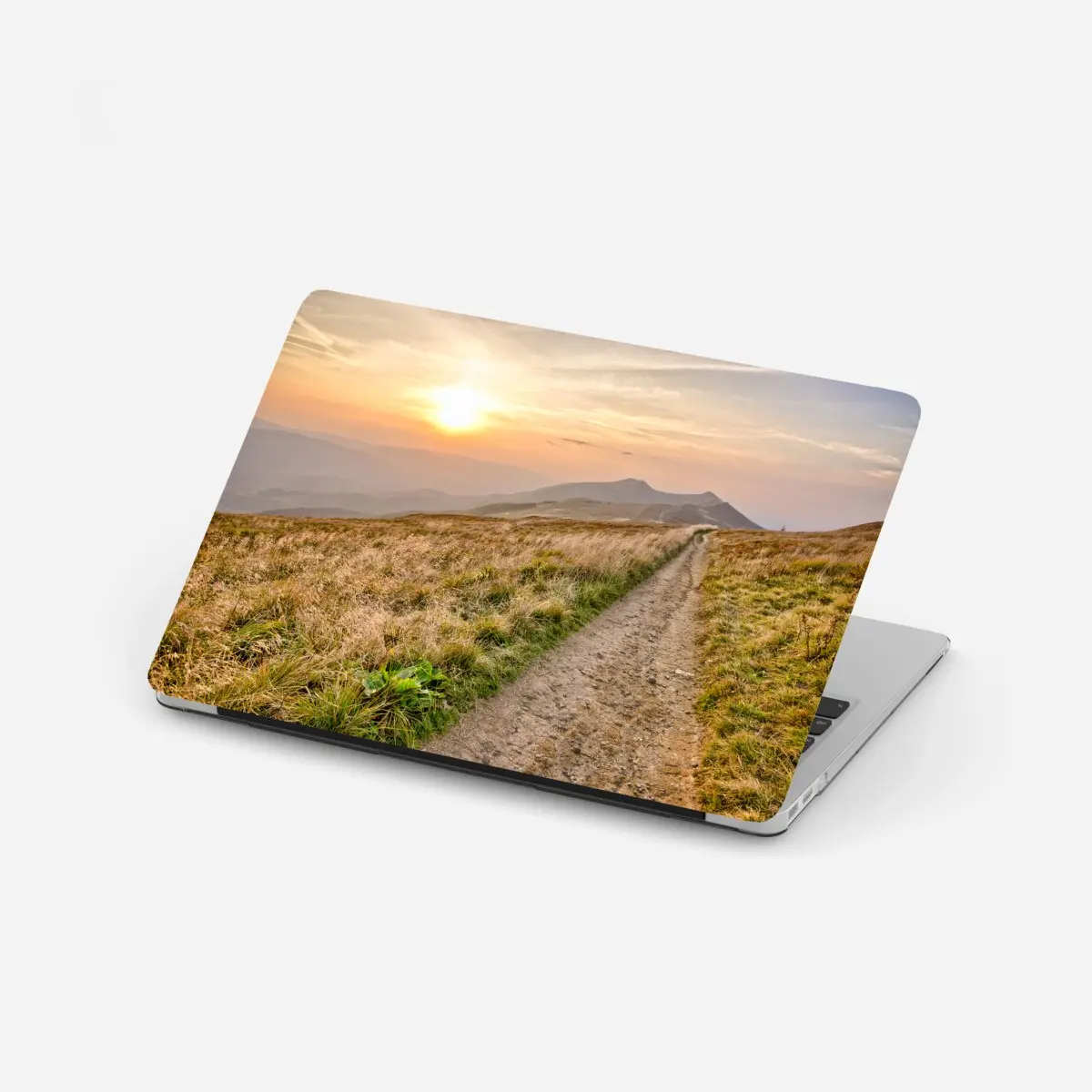 Laptop-Aufkleber wanderpfad bei sonnenuntergang in Bieszczady – Pixers®