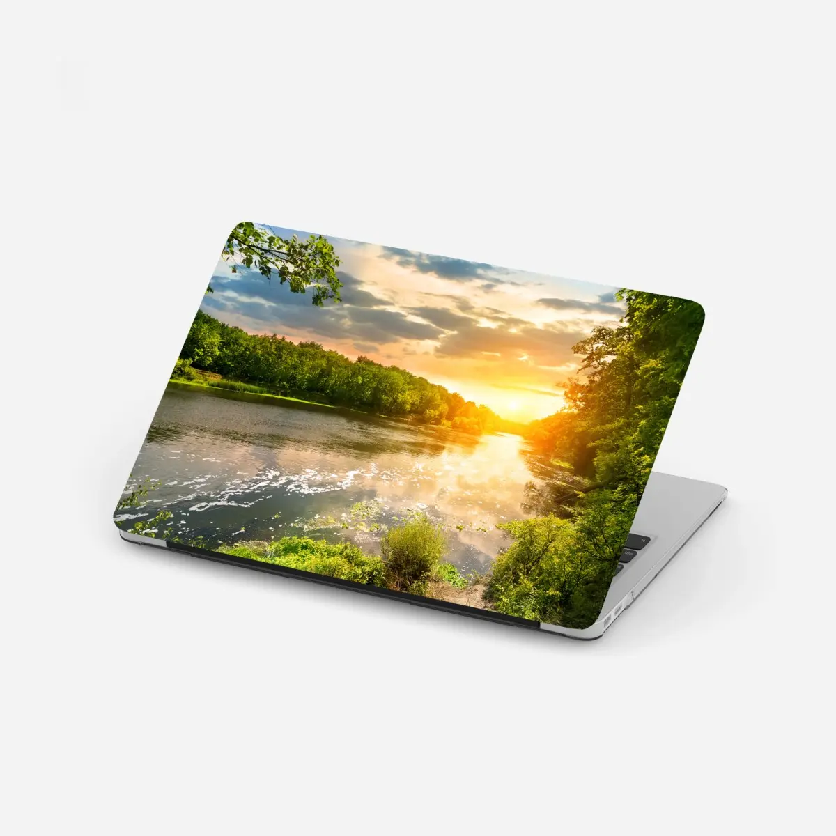 Laptop-Aufkleber ruhiger sonnenuntergang am fluss im grünen wald – Pixers®