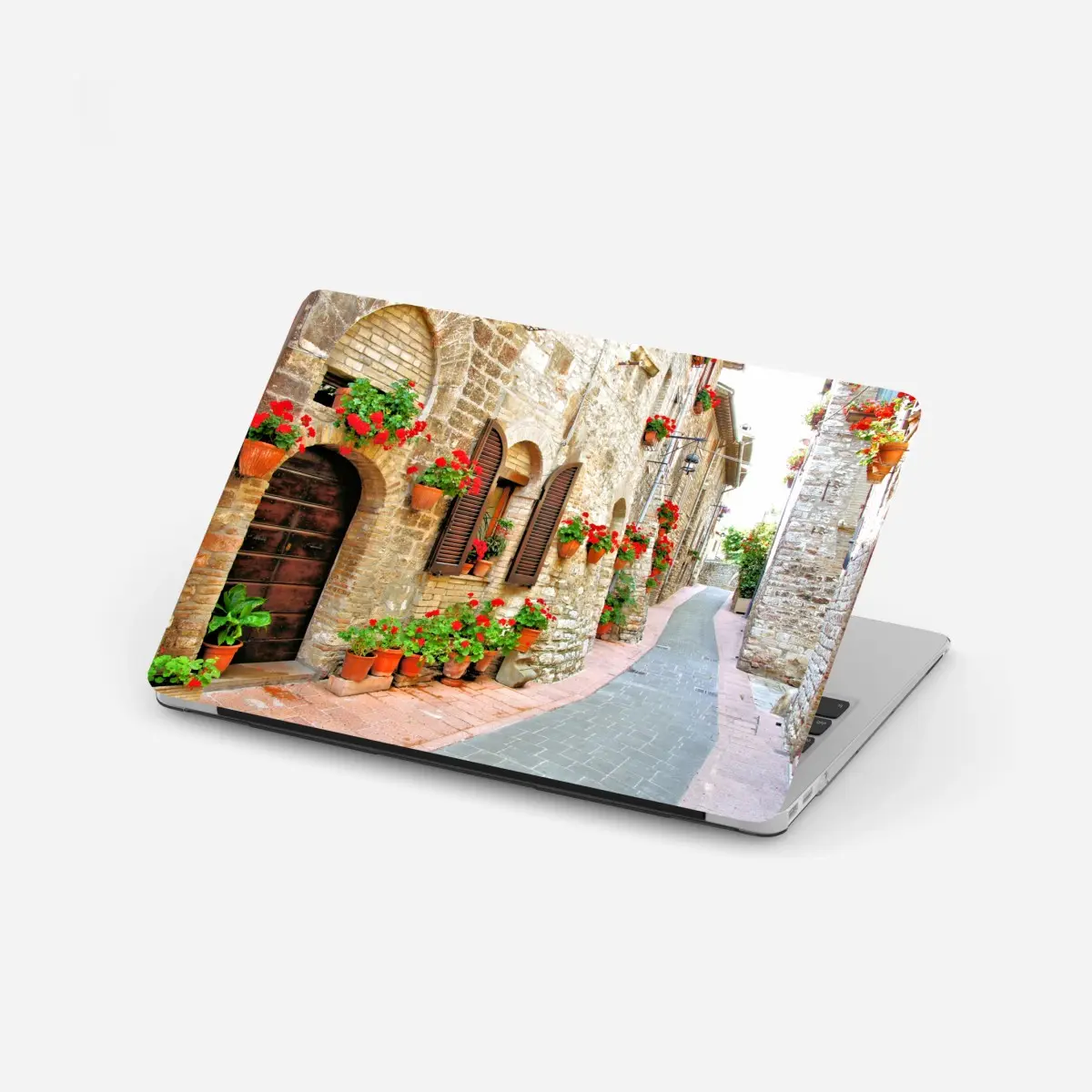 Laptop-Aufkleber sonnige steingasse mit roten geranien – Pixers®