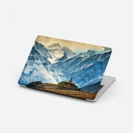 Laptop-Aufkleber majestätisches bergkloster vor schneebedeckten gipfeln – Pixers®