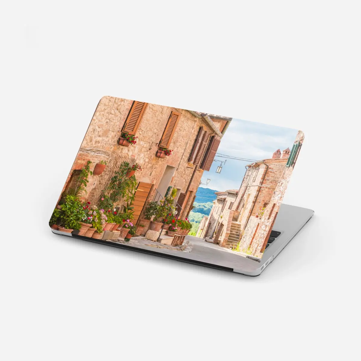 Laptop-Aufkleber mittelalterliche straße in der Toskana mit blumentöpfen – Pixers®