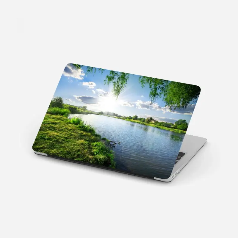 Laptop-Aufkleber sonnenbeschienenes flussufer mit üppigem grün