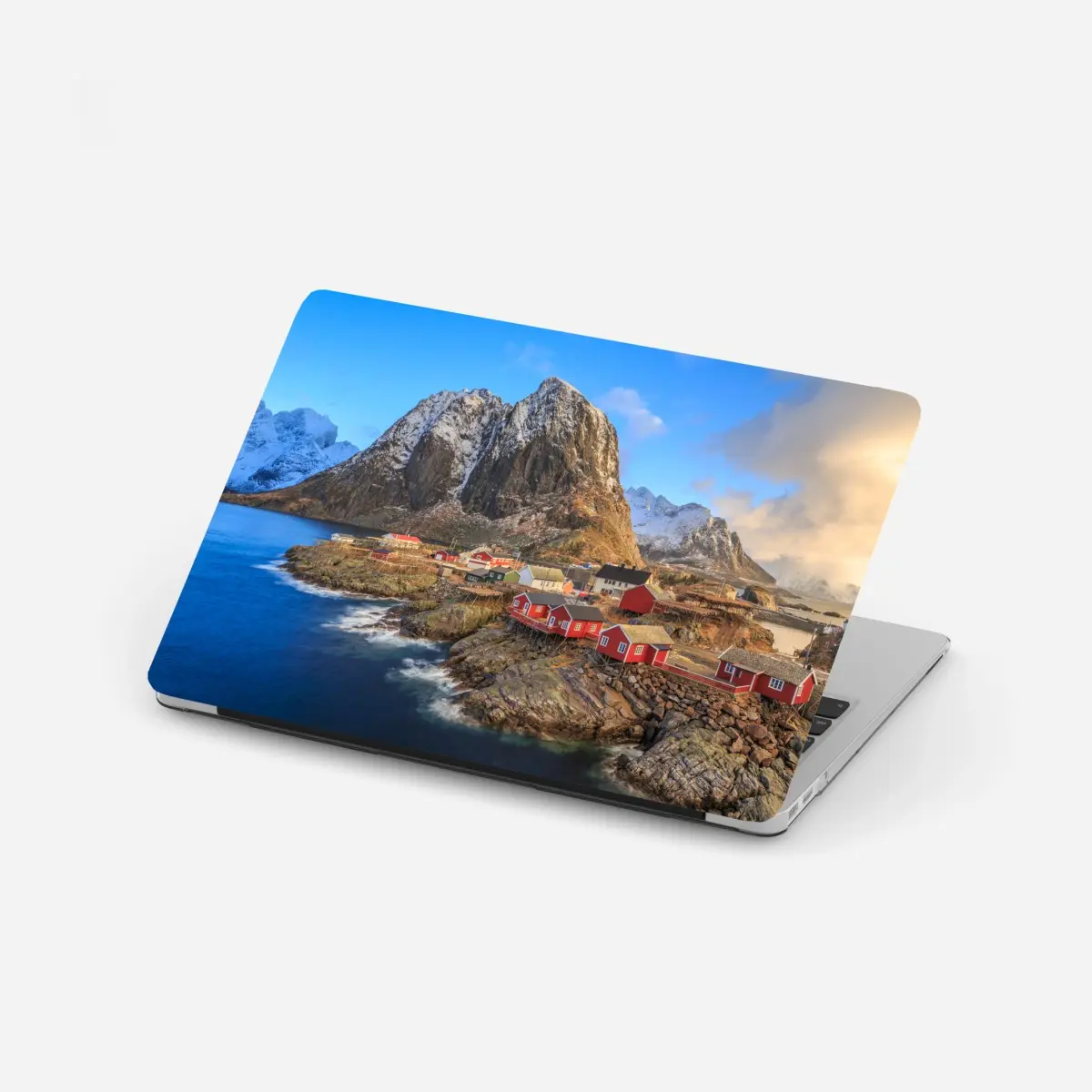 Laptop-Aufkleber küstendorf in Norwegen mit roten fischerhütten – Pixers®