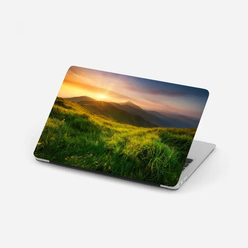 Laptop-Aufkleber sonnenaufgang über dem smaragdgrünen bergtal