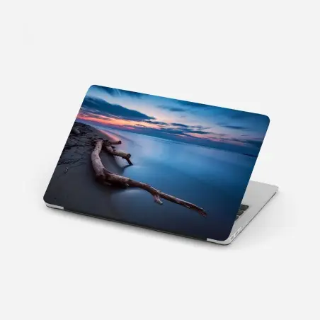 Laptop-Aufkleber treibholz bei dämmerung am ruhigen strand – Pixers®