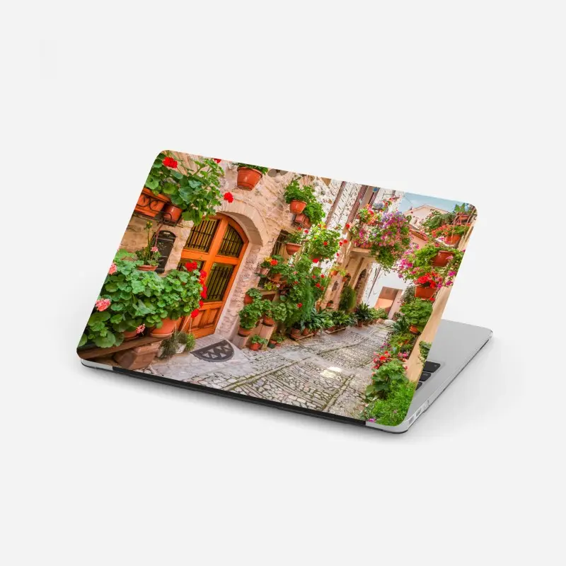 Laptop-Aufkleber sonnige gasse in Italien mit blühenden töpfen