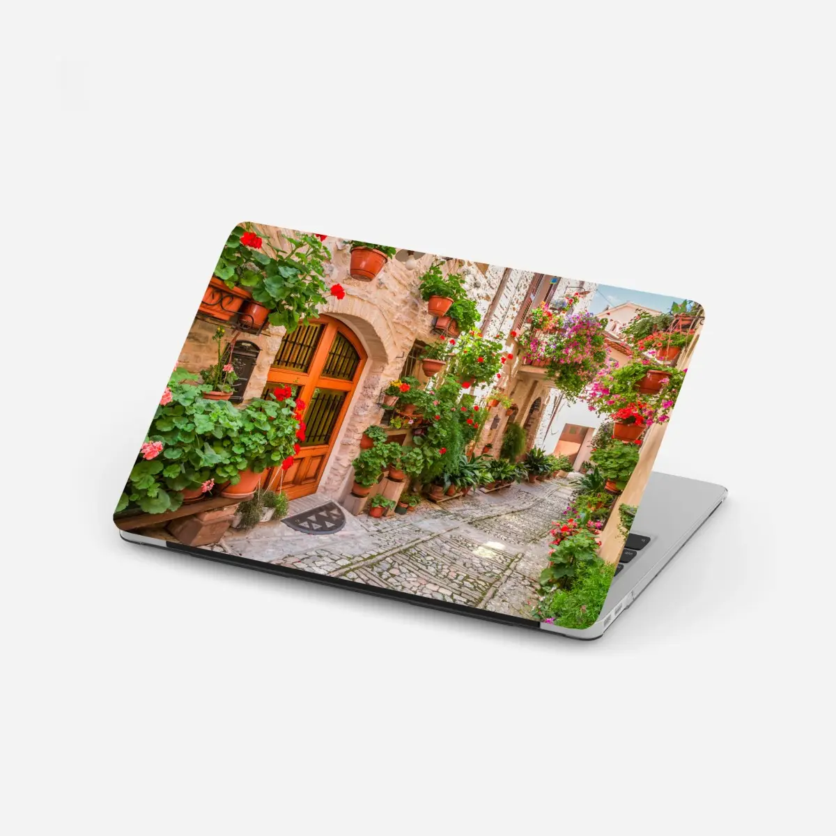Laptop-Aufkleber sonnige gasse in Italien mit blühenden töpfen – Pixers®