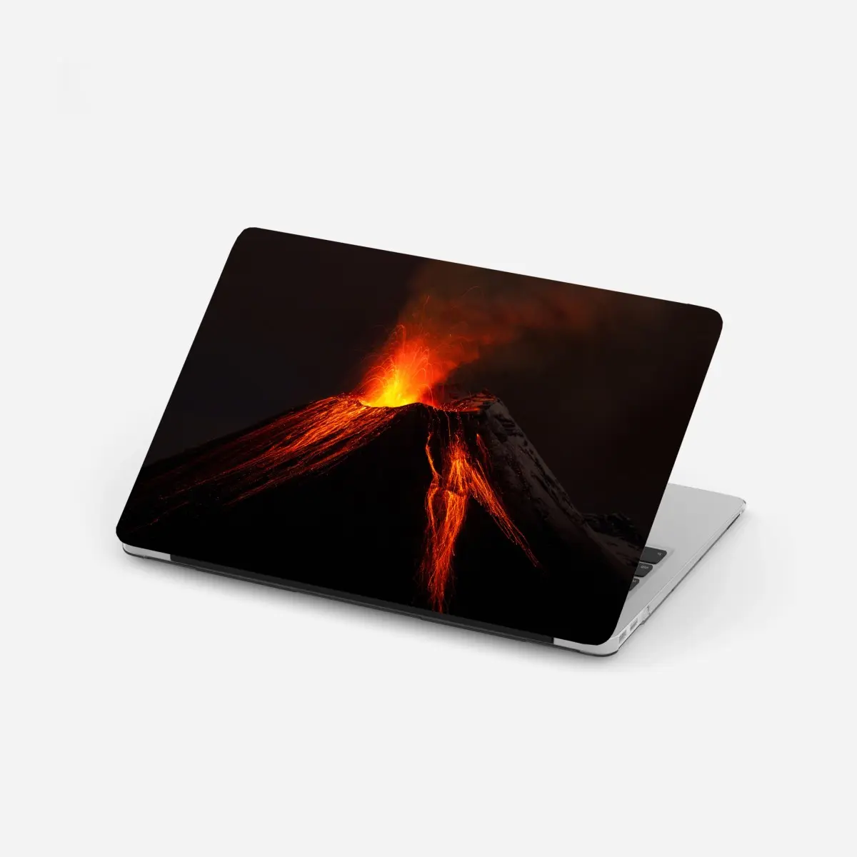 Laptop-Aufkleber glühender vulkanausbruch bei nacht – Pixers®