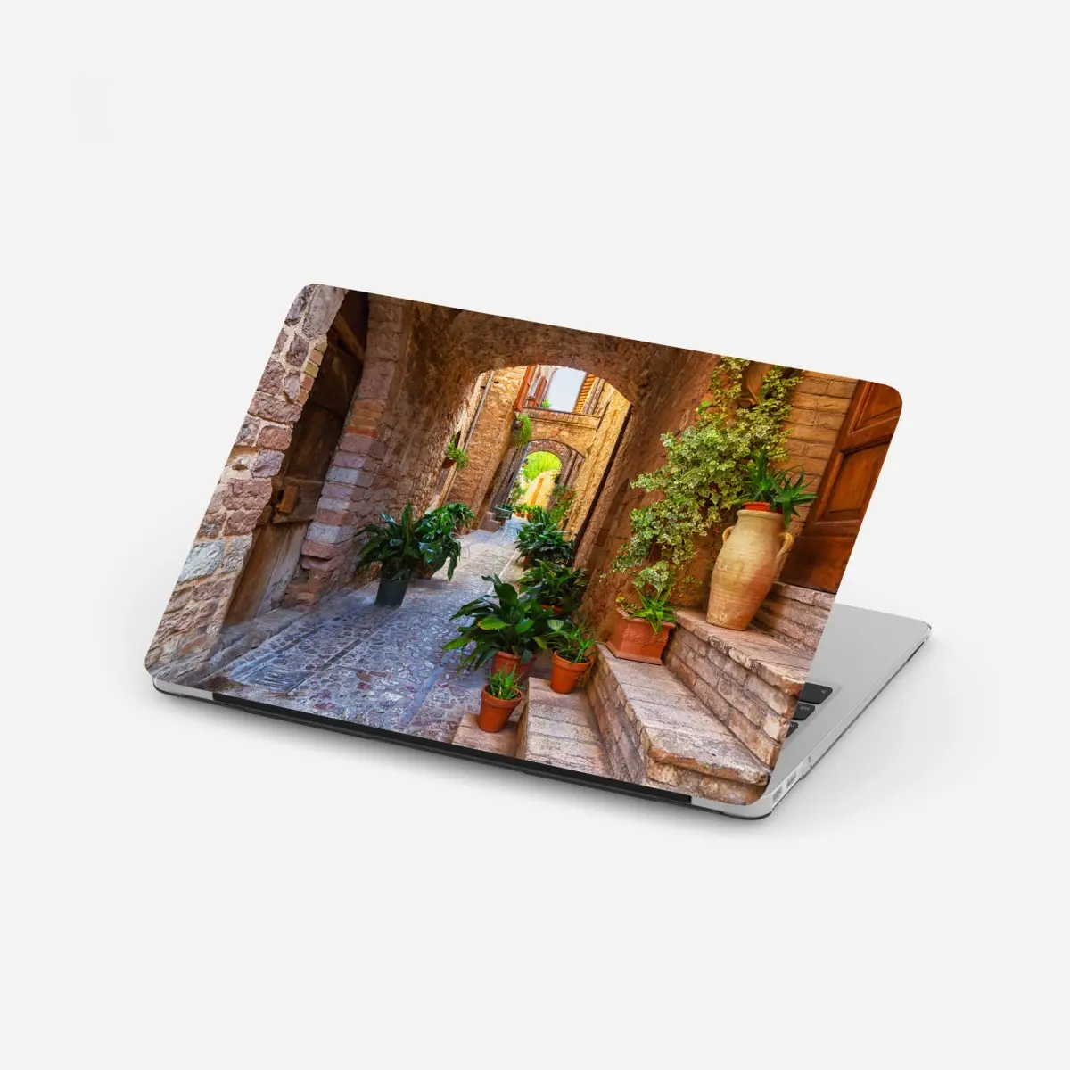 Laptop-Aufkleber sonnige gasse mit blumentöpfen in Spello – Pixers®
