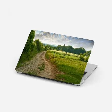 Laptop-Aufkleber sonniger landweg durch grüne wiesen – Pixers®