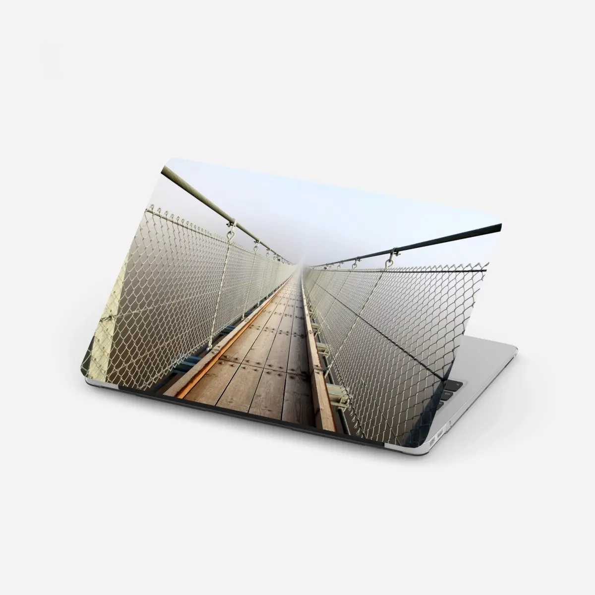 Laptop-Aufkleber neblige hängebrücke die in den nebel führt – Pixers®