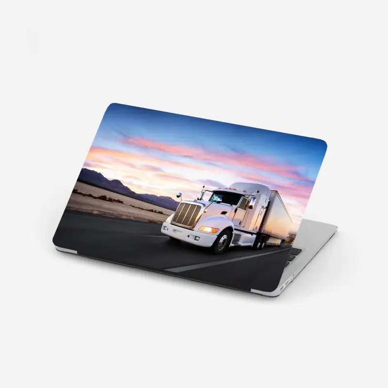 Laptop-Aufkleber lastwagen bei sonnenuntergang auf der autobahn