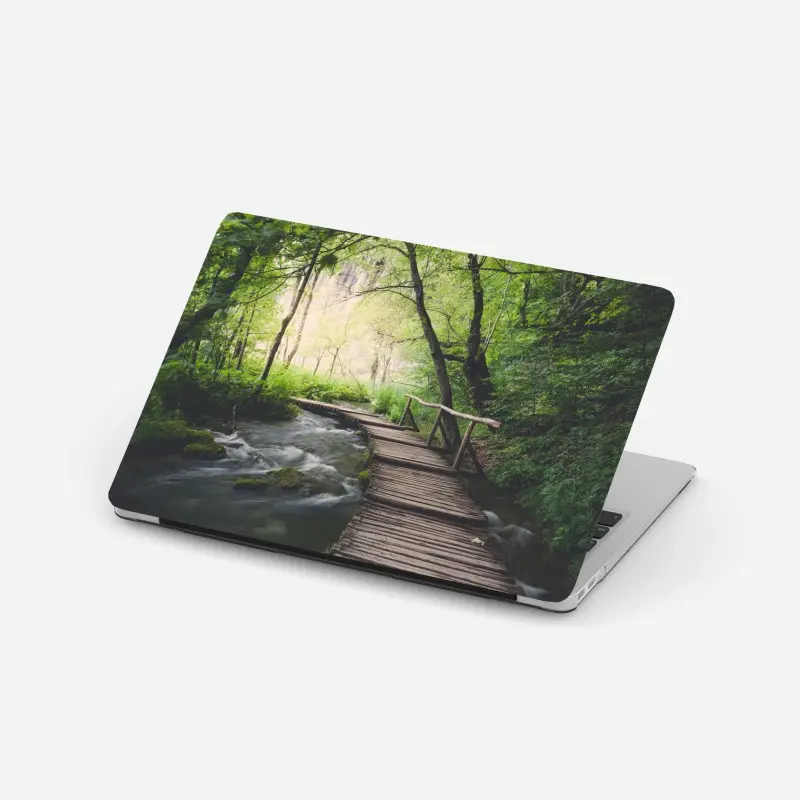 Laptop-Aufkleber ruhiger hölzerner steg durch grünen wald