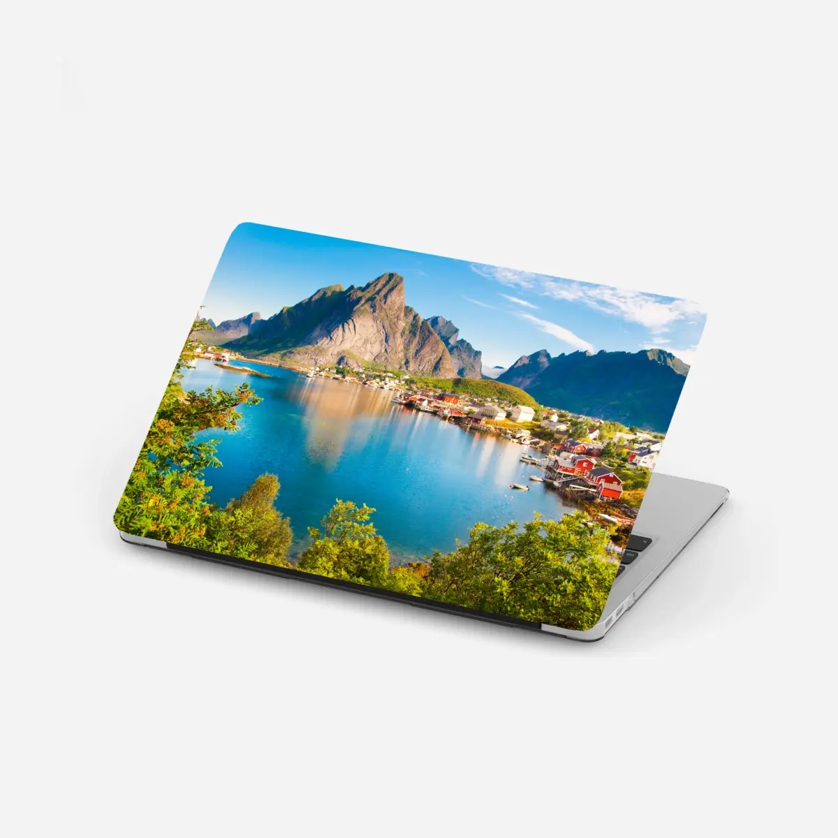 Laptop-Aufkleber ruhiges fjorddorf mit bergen und spiegelungen – Pixers®