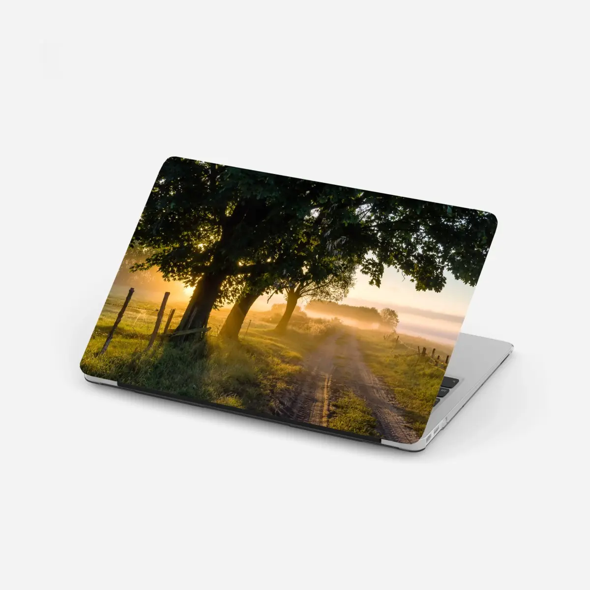Laptop-Aufkleber sonnenbeschienener landweg im morgendunst – Pixers®