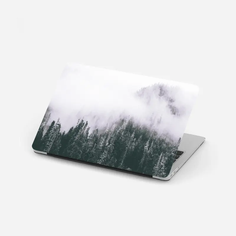 Laptop-Aufkleber nebliger immergrüner wald