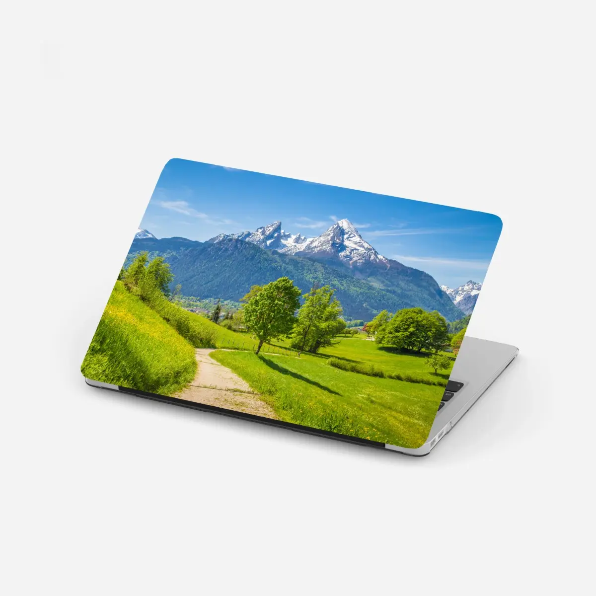 Laptop-Aufkleber ruhige alpenwiese mit berggipfeln – Pixers®