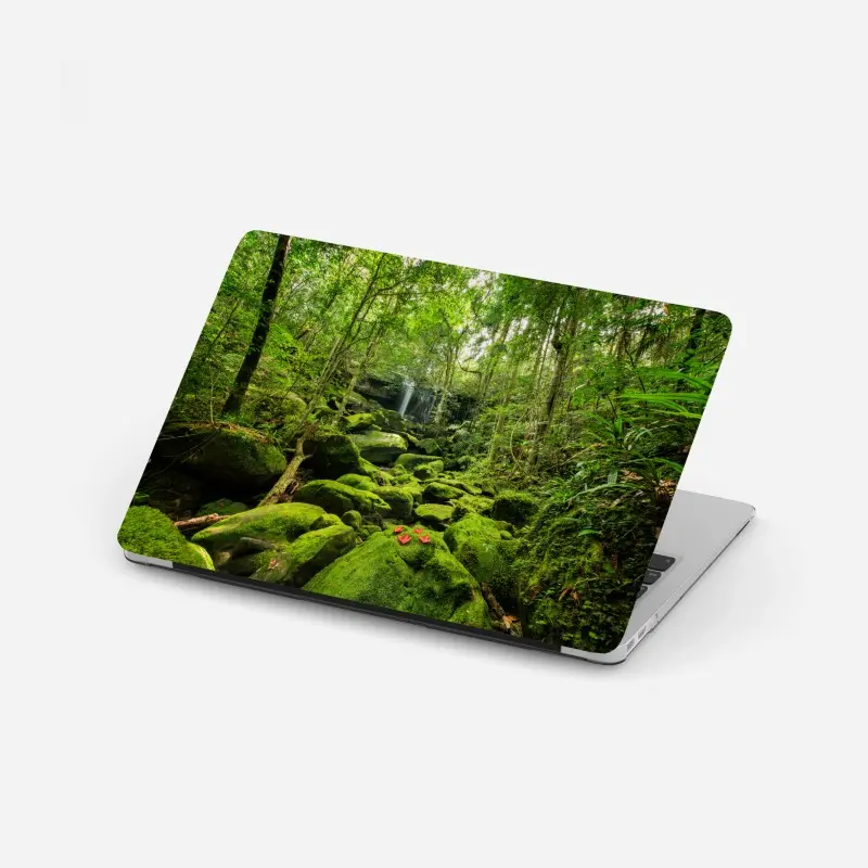 Laptop-Aufkleber üppiger moosbewachsener wasserfall im tropischen wald