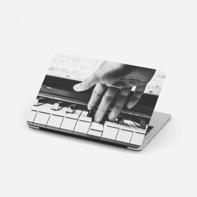 Laptop-Aufkleber hand auf klaviertasten