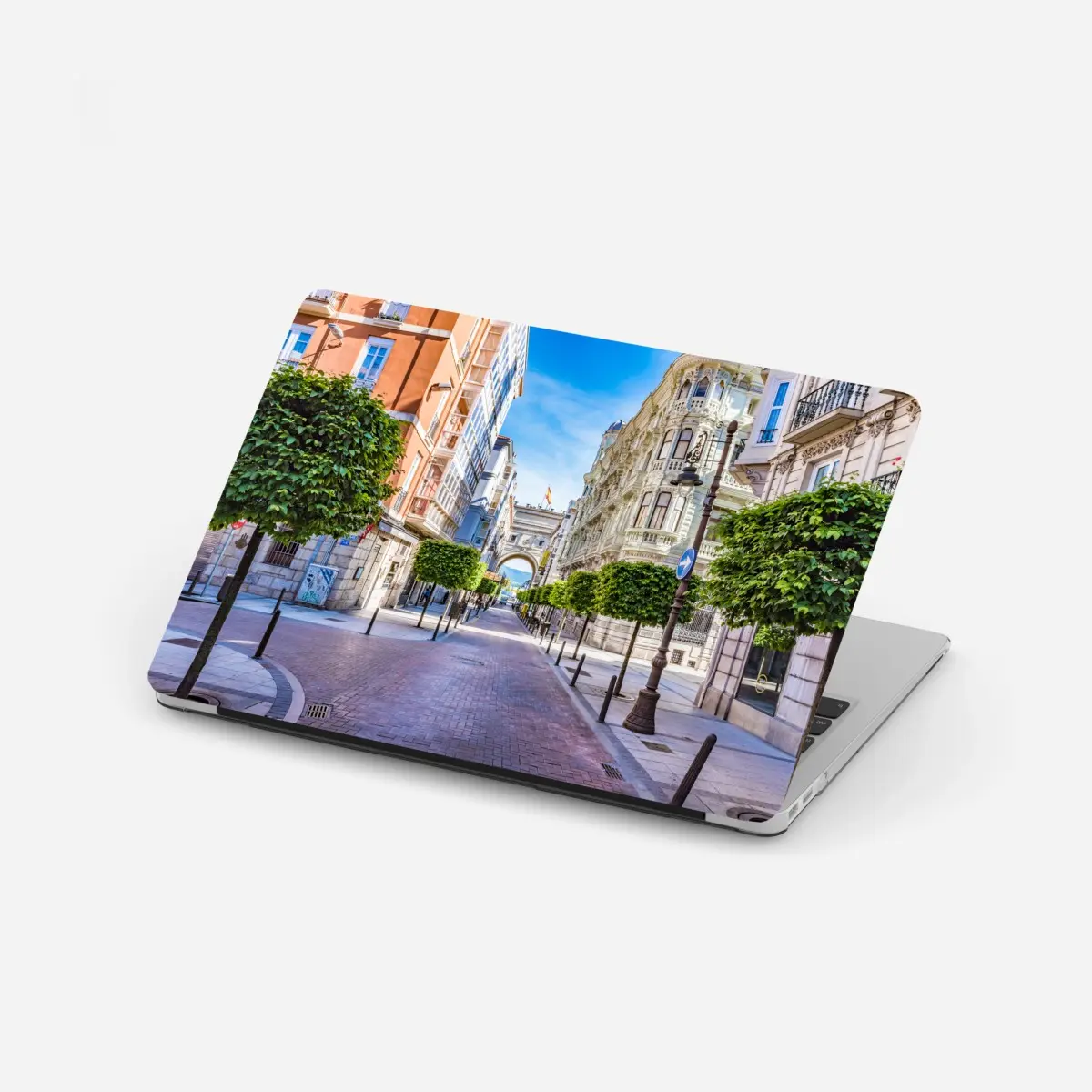 Laptop-Aufkleber Santander straße im stadtkern mit historischem bogen – Pixers®