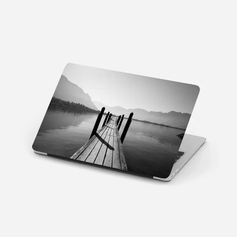 Laptop-Aufkleber ruhiger steg am see in schwarzweiß