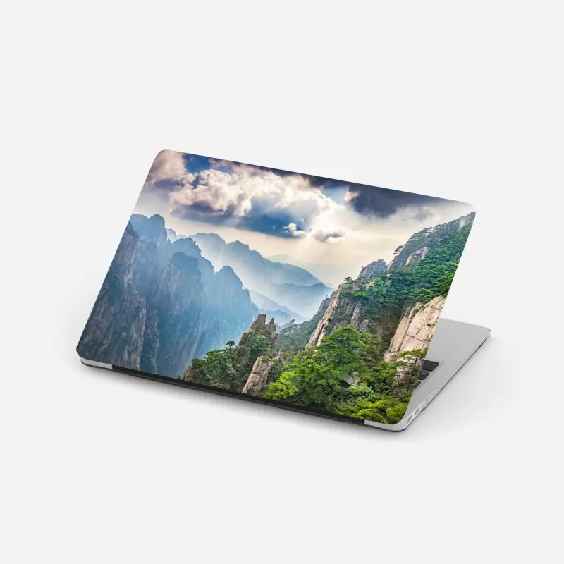 Laptop-Aufkleber neblige bergklippen mit sonnenstrahlen