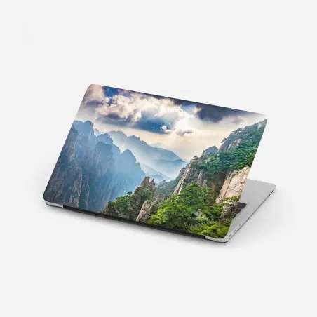 Laptop-Aufkleber neblige bergklippen mit sonnenstrahlen – Pixers®
