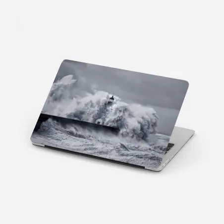 Laptop-Aufkleber leuchtturm von mächtigen wellen umgeben – Pixers®