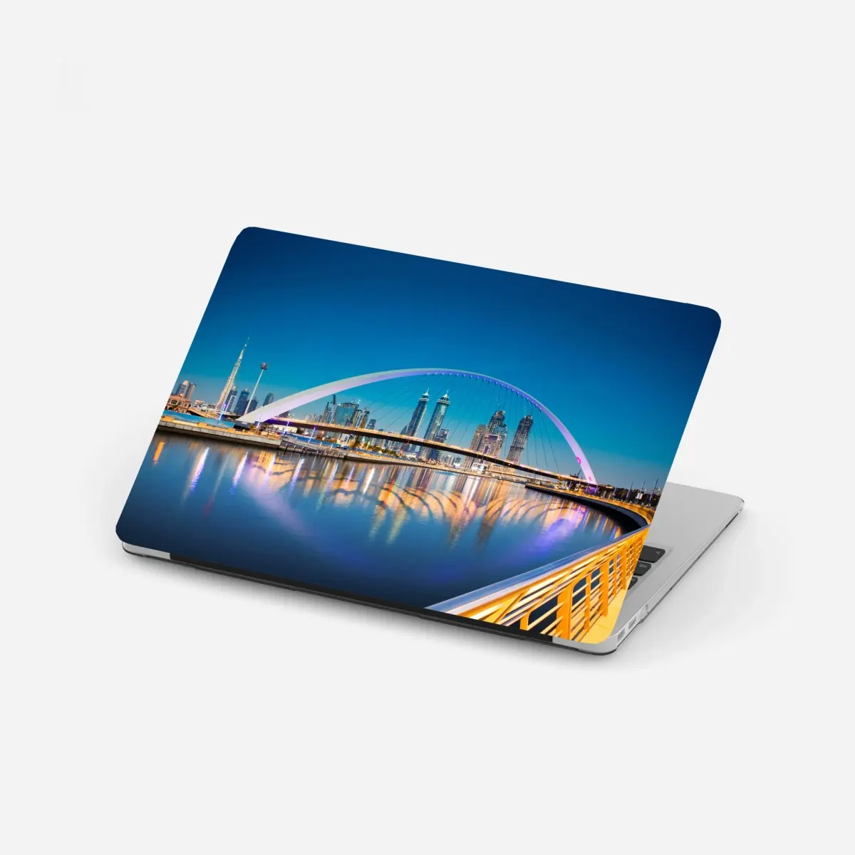 Laptop-Aufkleber Dubai skyline bei nacht mit beleuchteter brücke – Pixers®