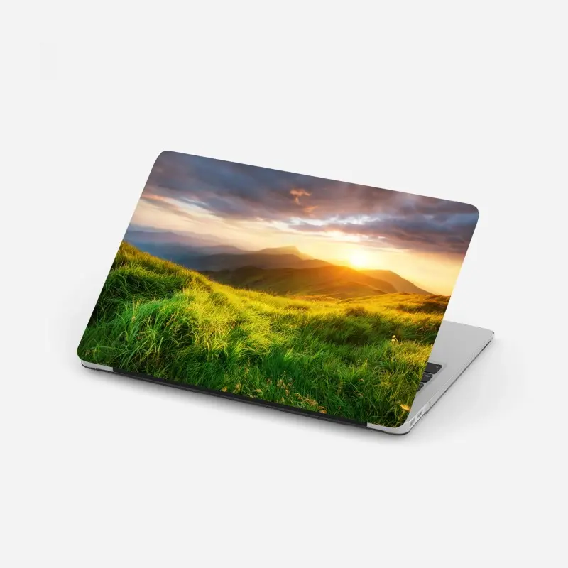 Laptop-Aufkleber sonnige bergwiese bei sonnenaufgang
