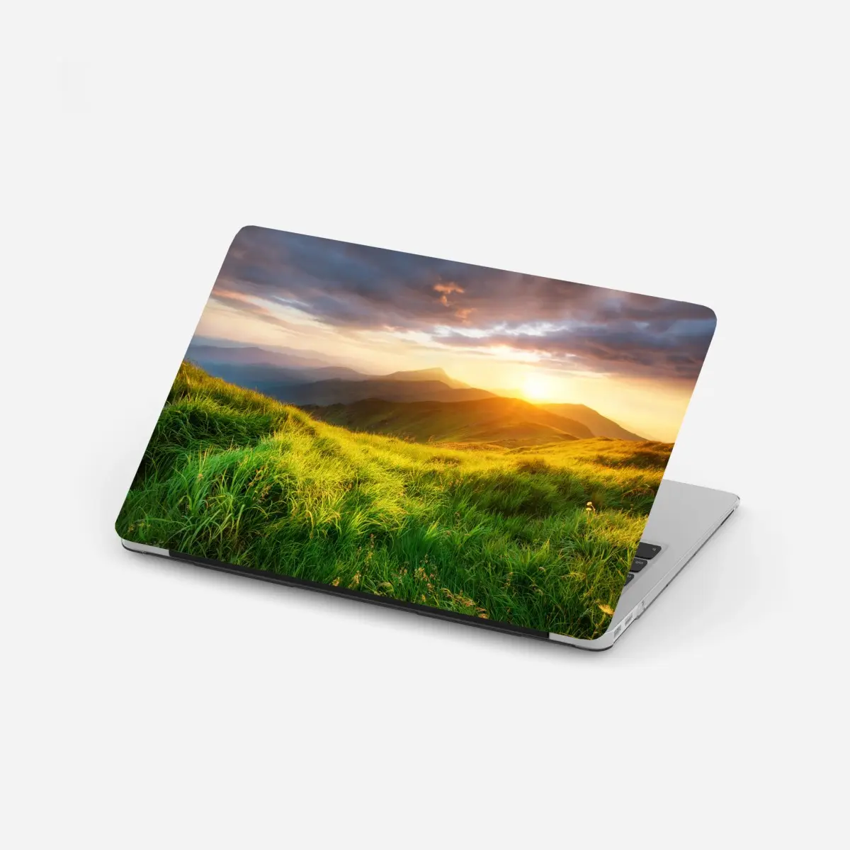 Laptop-Aufkleber sonnige bergwiese bei sonnenaufgang – Pixers®