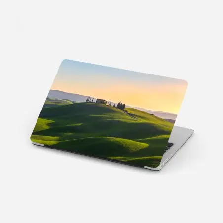 Laptop-Aufkleber bauernhaus auf grünen hügeln, Crete Senesi – Pixers®