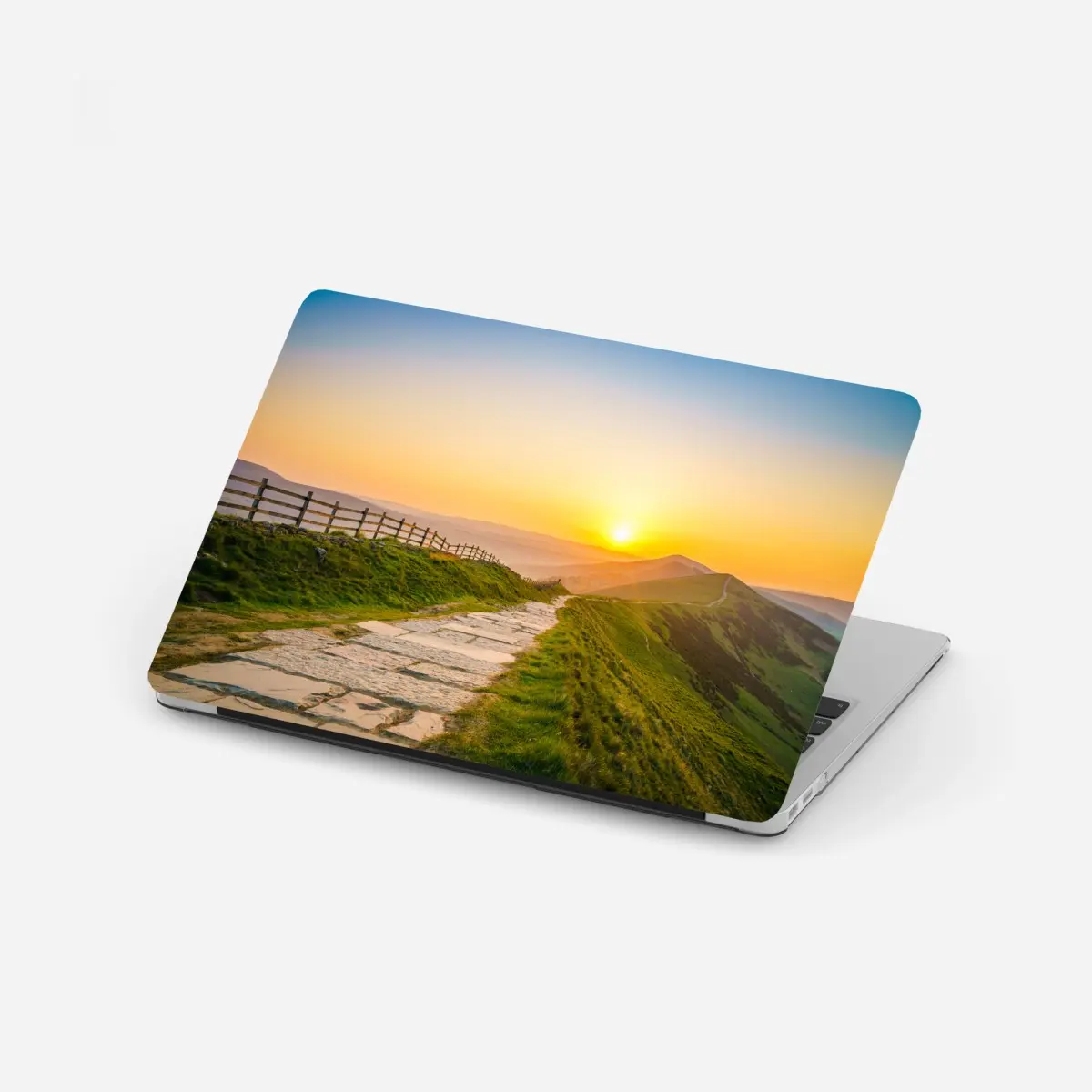 Laptop-Aufkleber sonnenbeschienener gebirgskamm bei sonnenaufgang – Pixers®